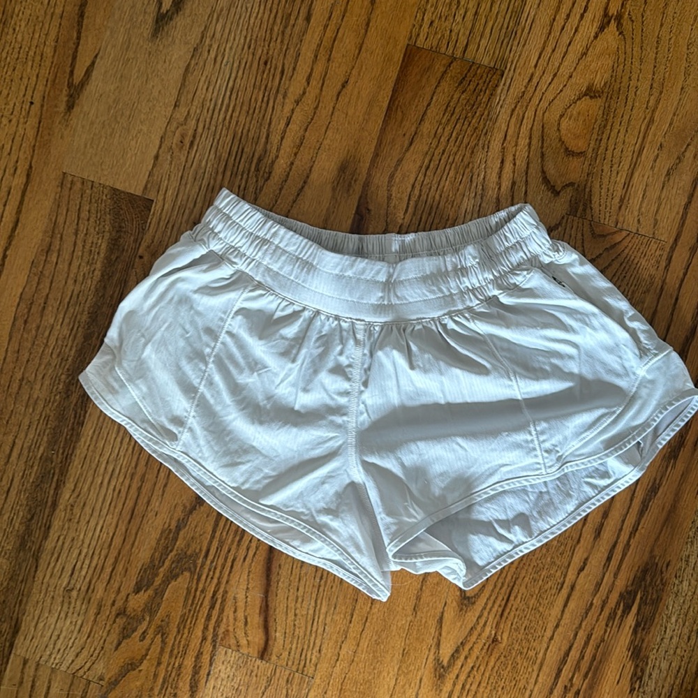 Lululemon white Hotty Hot 2.5” short size 6 with lining